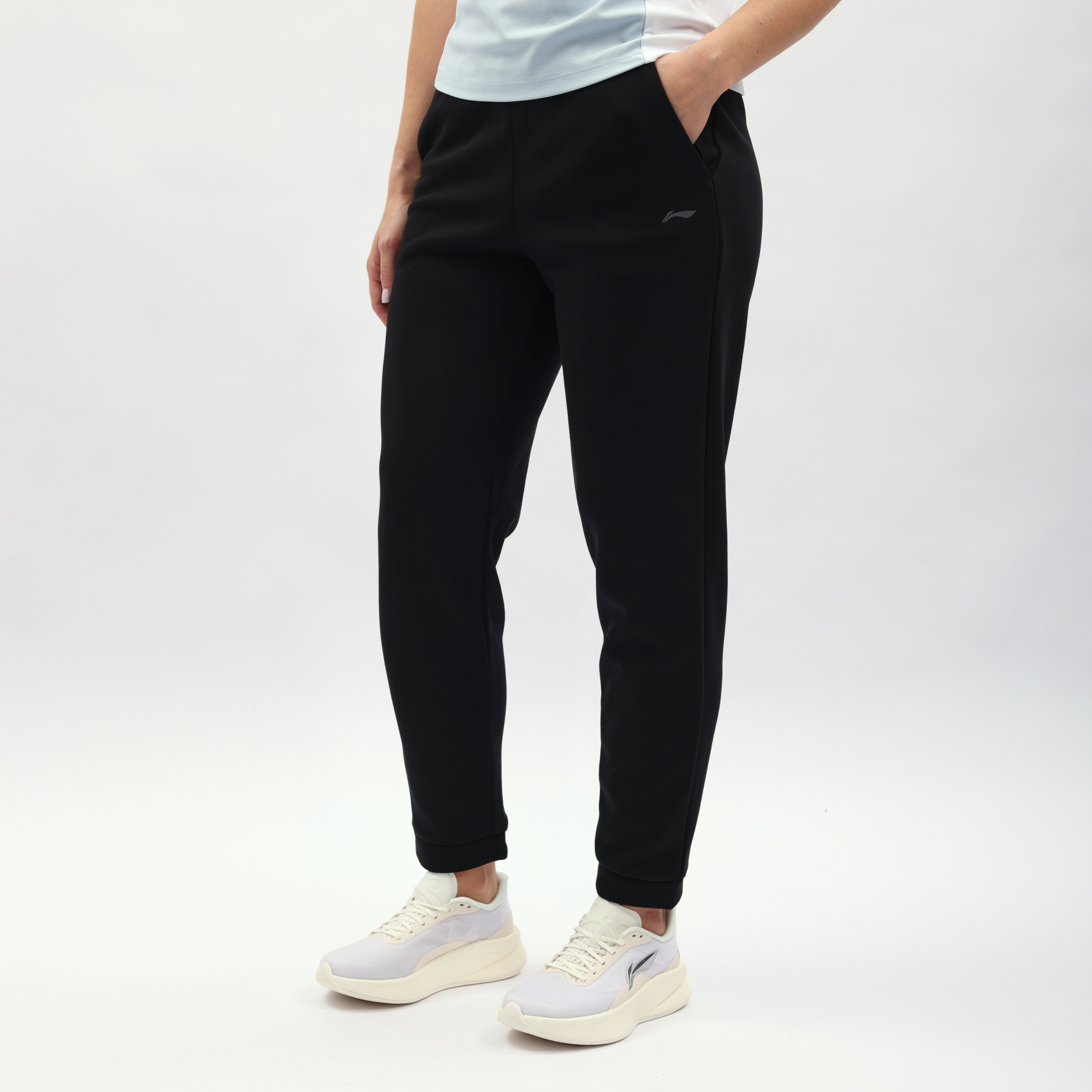 AKYW146-1 Брюки джоггеры Essentials черный